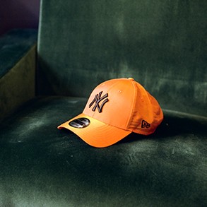 media/image/new-era-campaign-mlb-arte-studio-cap-oggetti-negozio-vintage-shop-us-sports-tpo-atipici-brand.jpg