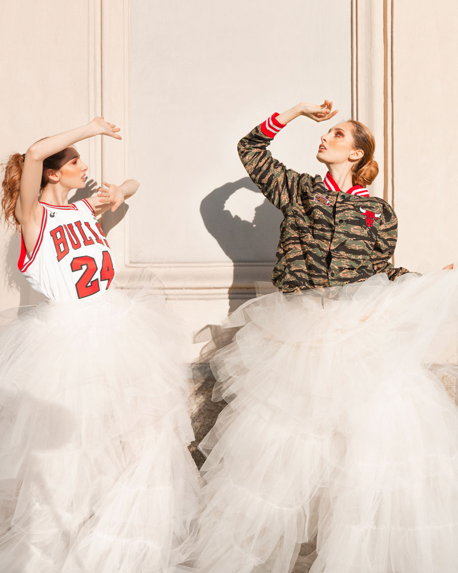 the-playoffs-atipici-ied-torino-scatti-fotografia-photography-ballo-danza-classica-street-canotta-jersey-chicago-bulls-white-red-bianca-nike-swoosh-giubbotto-camo-mitchell-ness-off