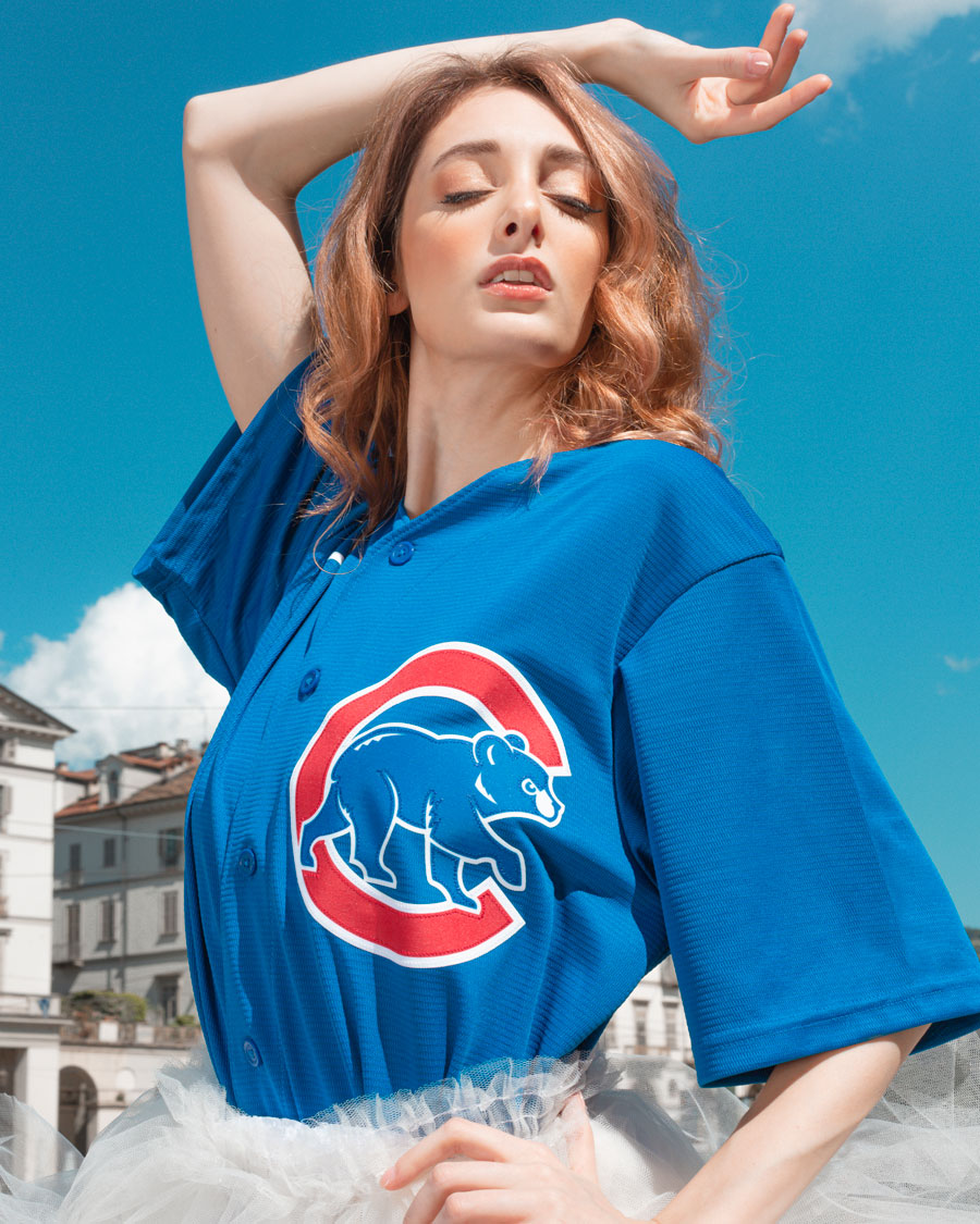 the-playoffs-atipici-ied-torino-scatti-fotografia-photography-piazza-vittorio-ragazza-casacca-bottoni-chicago-cubs-blue-sky-logo-orso-nike-swoosh-offcial-fangear-baseball-mlb