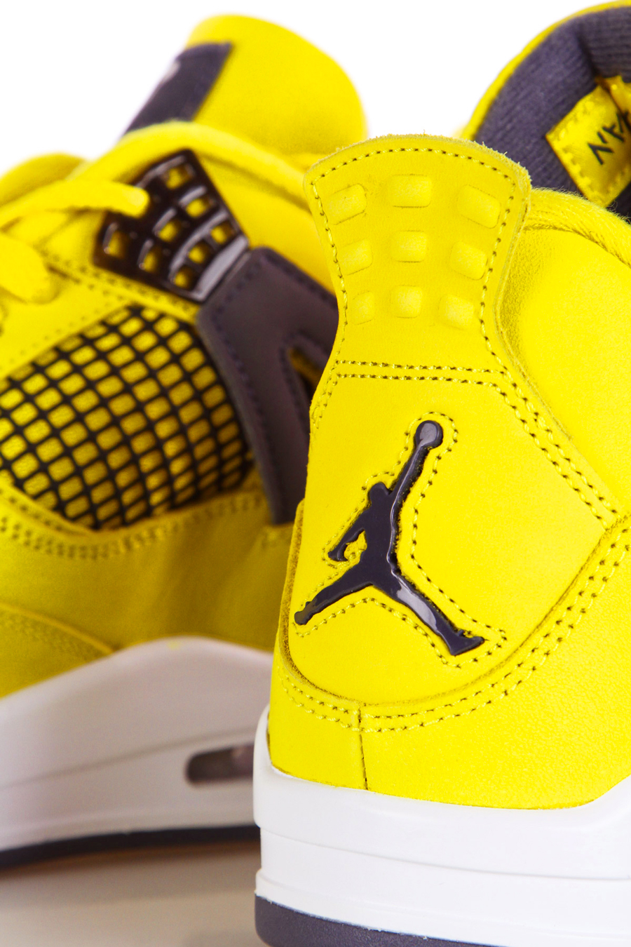 air-jordan-4-retro-lightning-raffle-online-theplayoffs-jumpman-logo-heel-webbing-midsole-giallo-nero-bianco