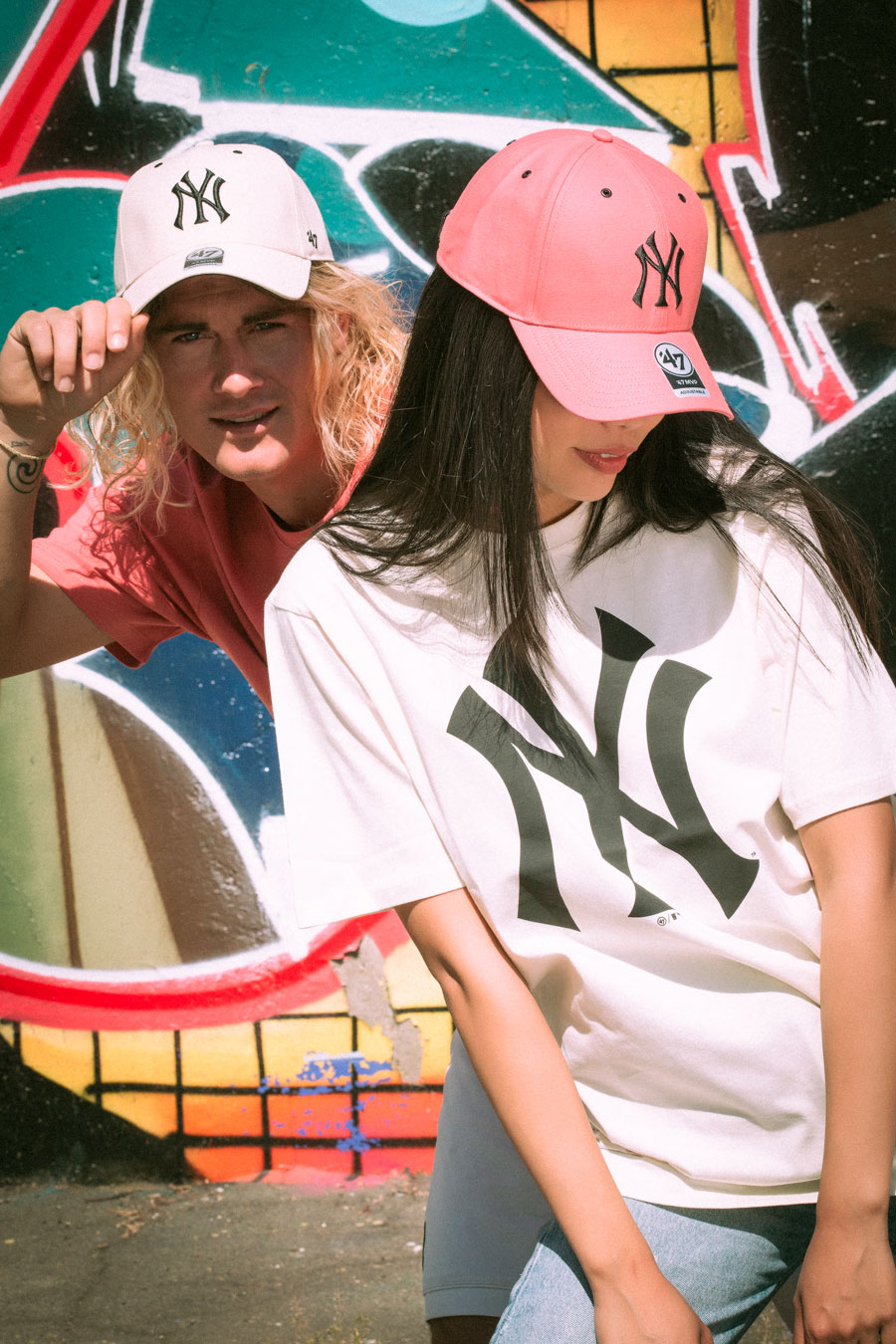 47-brand-the-playoffs-by-atipici-ny-new-york-yankees-cap-cappello-visiera-curva-tee-maglietta-tshirt-look-total-completo-summer-estate-outfit-rosa-salmone-bianco-logo-sport-apparel