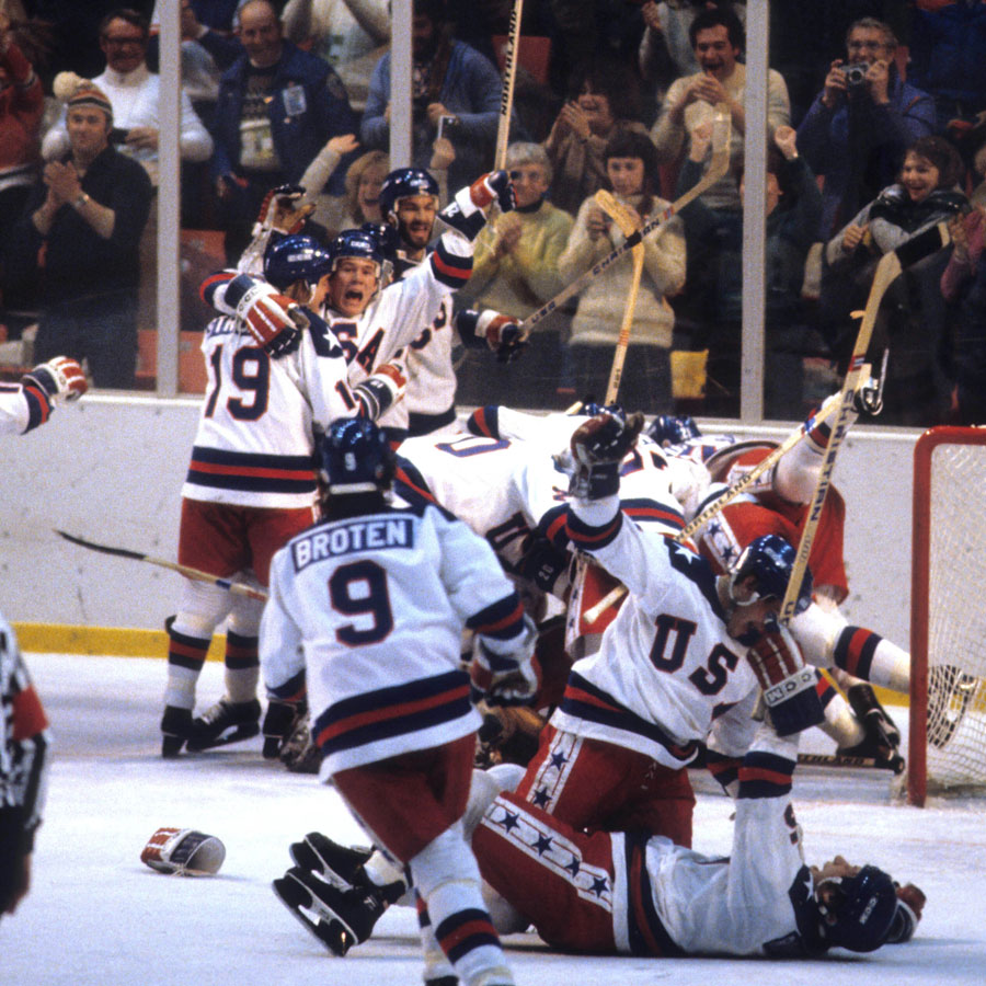miracle-on-ice-giocatori-team-usa-ice-hockey-festeggiano-vittoria-vs-urss-olimpiadi-invernali-1980