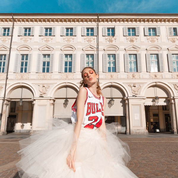 the-playoffs-atipici-ied-torino-scatti-fotografia-photography-piazza-vittorio-sole-canotta-jersey-chicago-bulls-trasferta-white-red-bianca-24-lauri-markkanen-nike-swoosh-offcial-fa